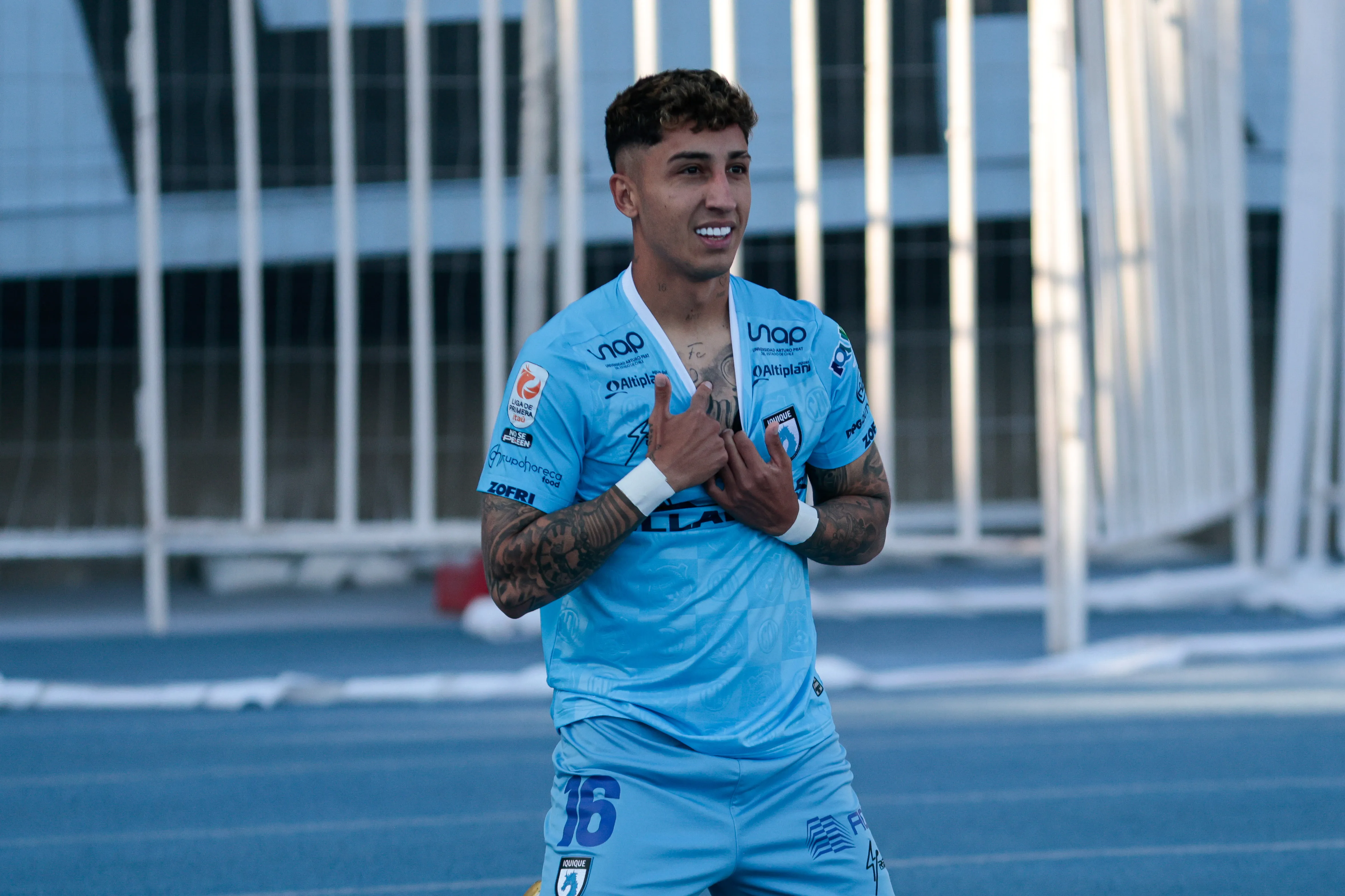 Según Cristián Alvarado, Bryan Soto reemplazará a Vicente Pizarro en el plantel albo 2026 | Foto: Photosport