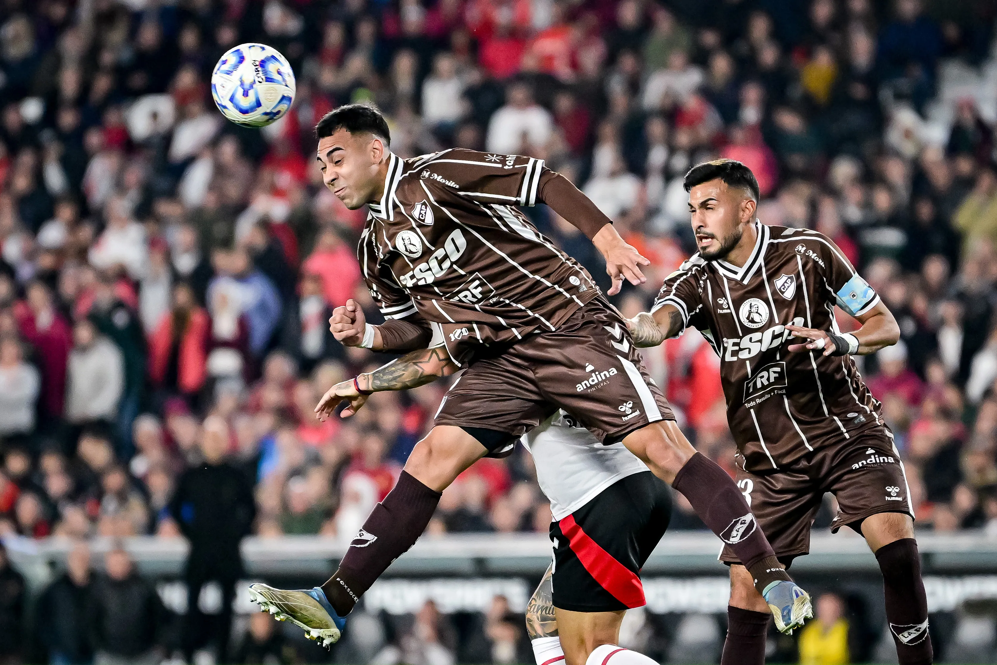 Oscar Salomón es una e las opciones que tienen en Colo Colo.Imagen: Marcelo Endelli/Getty Images