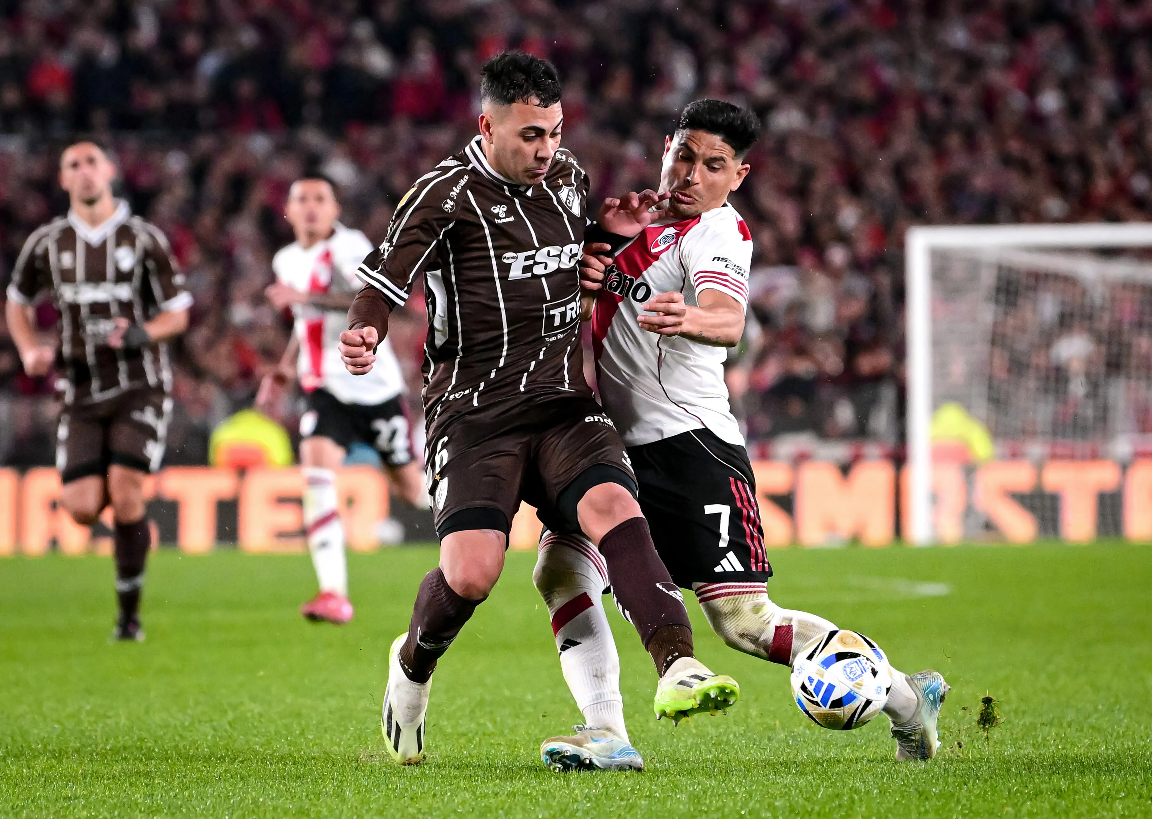 Las negociaciones entre Salomón y Newell’s se encuentran caídas. Imagen: Marcelo Endelli/Getty Images