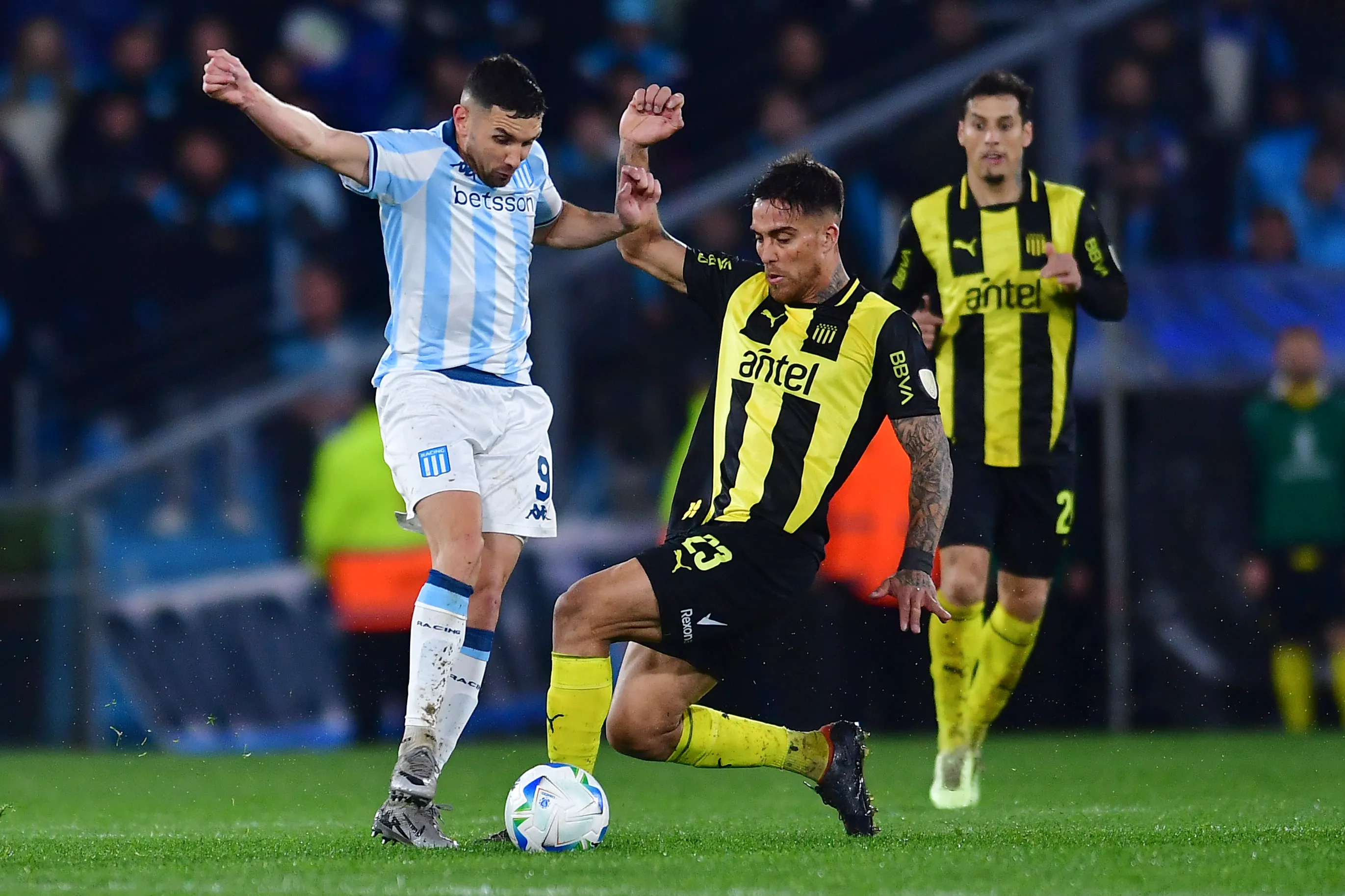 Javier Méndez en partido de Peñarol con Racing Club. (Foto: Getty Images)