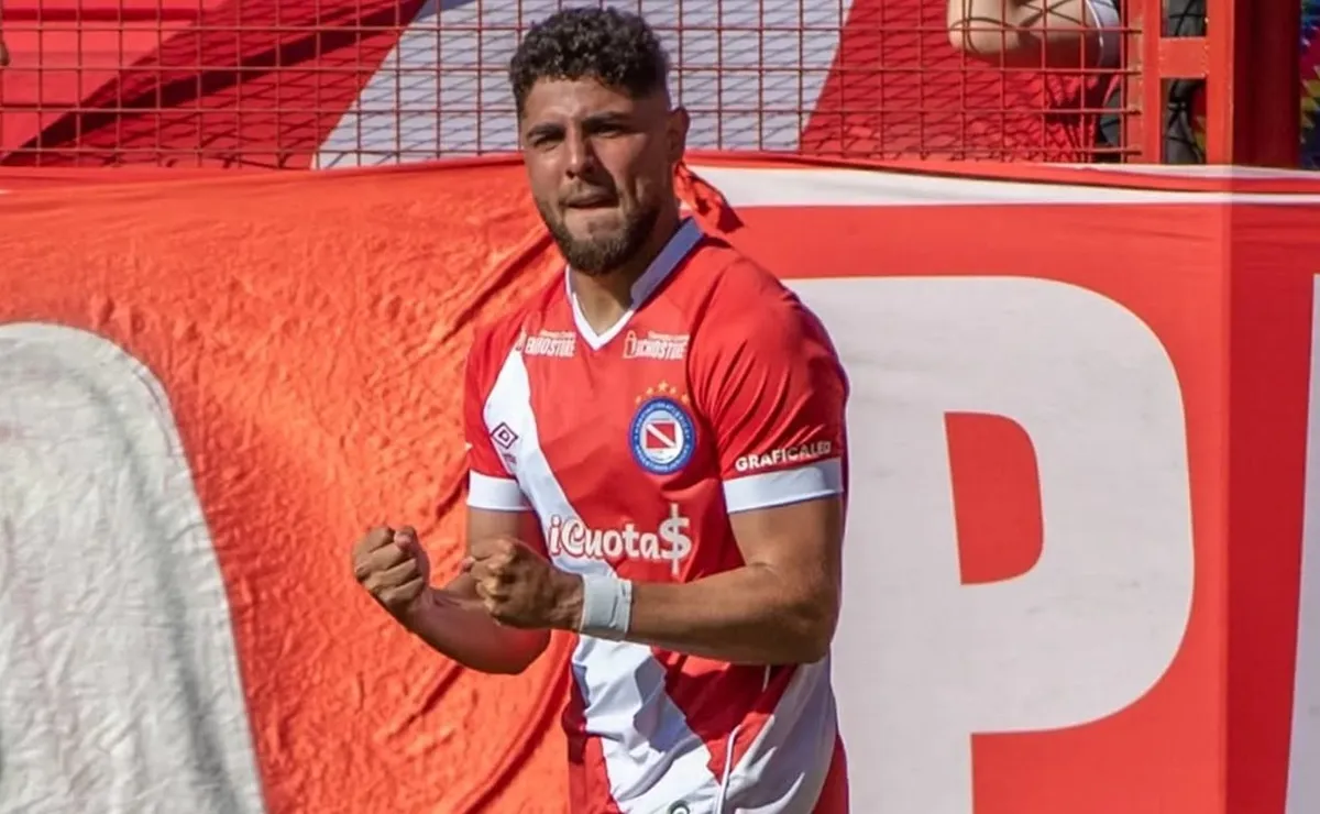 Colo Colo se refuerza con Maximiliano Romero y Javier Méndez