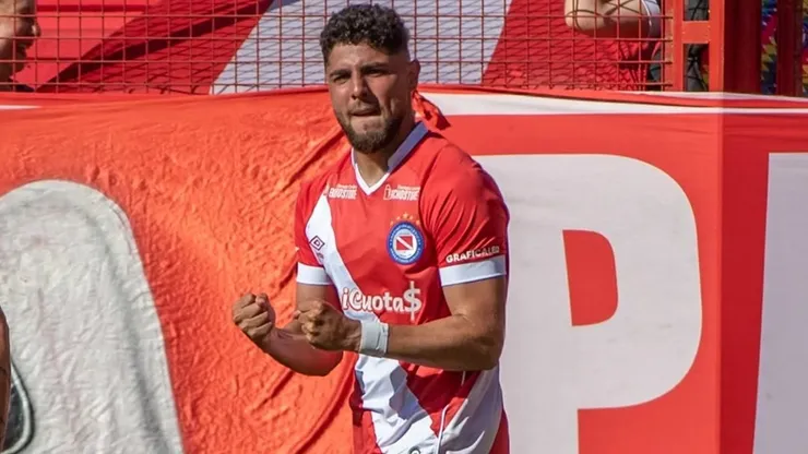 Colo Colo avanza por Maxi Romero, informan en Argentina.