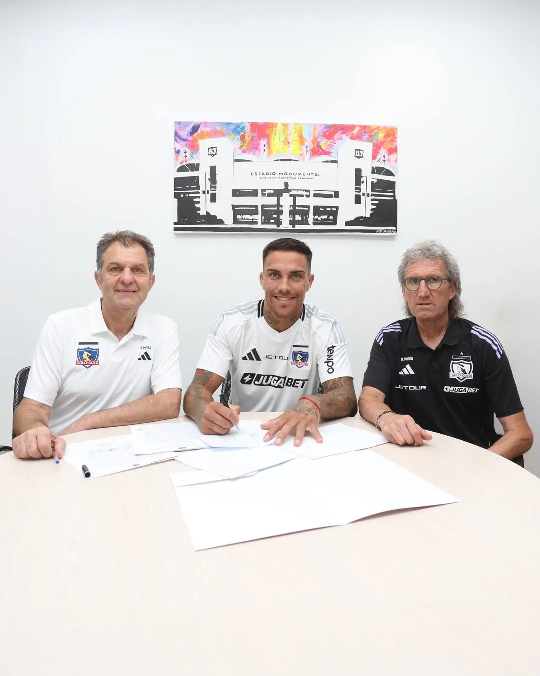 Javier Méndez firmando su contrato en Colo Colo. Imagen: Colo Colo Oficial
