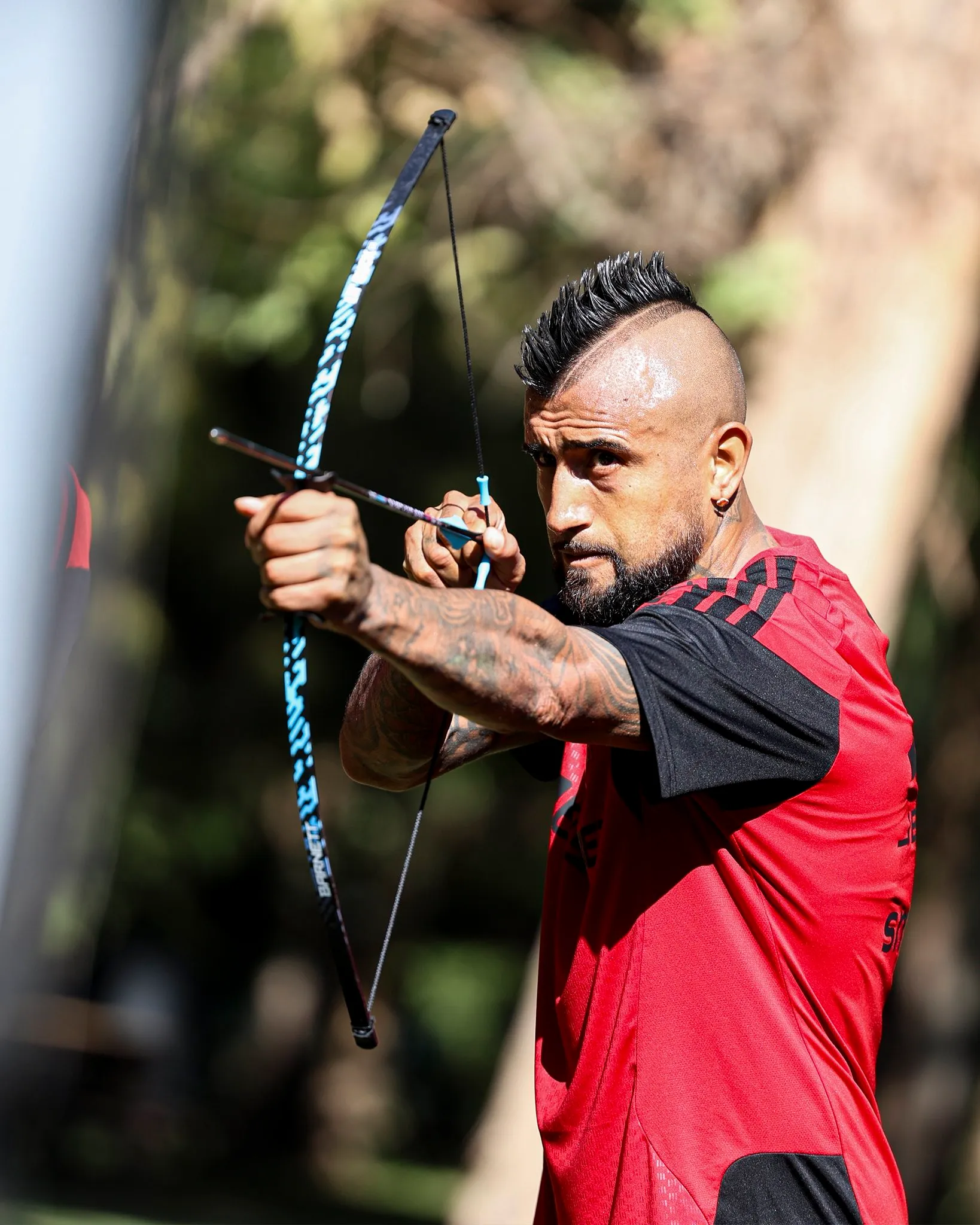 Arturo Vidal fue probado como defensor central en la primera formación de Fernando Ortiz. Foto: Colo Colo.