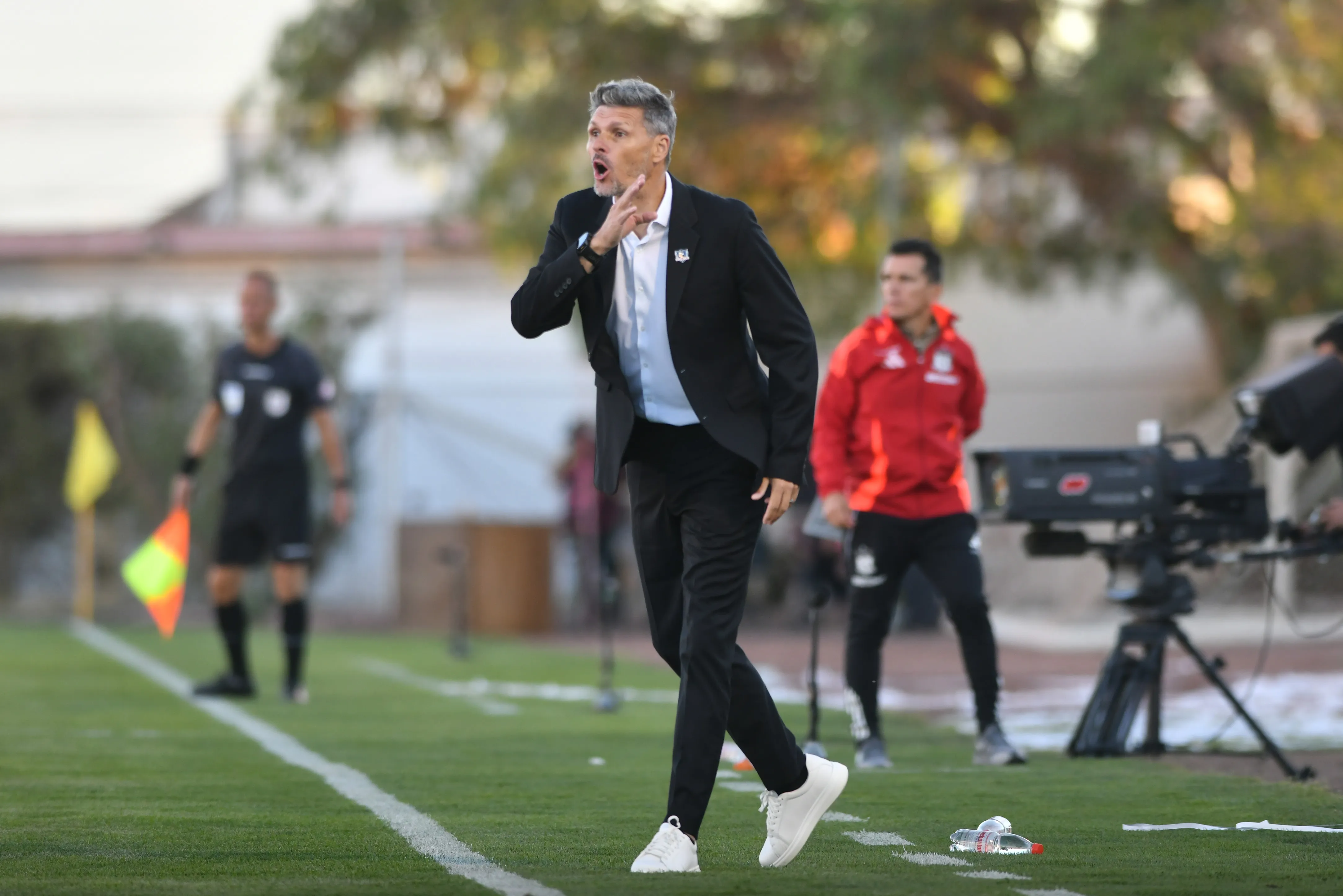 Futbol, Cobresal vs Colo Colo
Fecha 29, Liga de primera 2025.
El entrenador de Colo Colo Fernando Ortiz es fotografiado durante un partido de la liga de primera disputado en el estadio El Cobre de El Salvador, Chile.
28/11/2025
Alejandro Pizarro/Photosport

Football, Cobresal vs Colo Colo
29th turn, 2025 First division league.
El entrenador de Colo Colo Fernando Ortiz es fotografiado durante un partido de la liga de primera disputado El Cobre stadium in El Salvador, Chile.
28/11/2025
Alejandro Pizarro/Photosport
