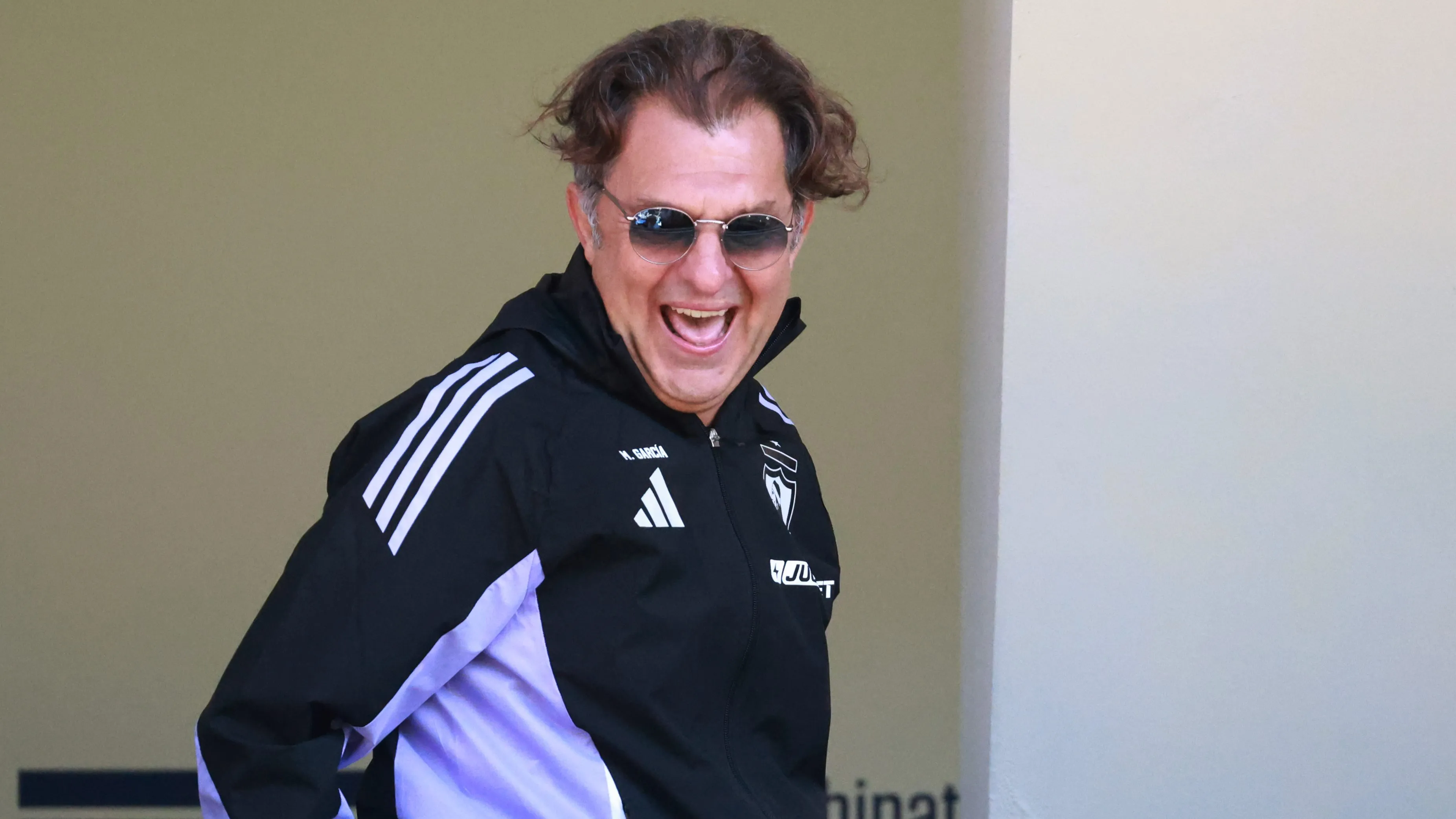 Aníbal Mosa busca el control total en Blanco y Negro.