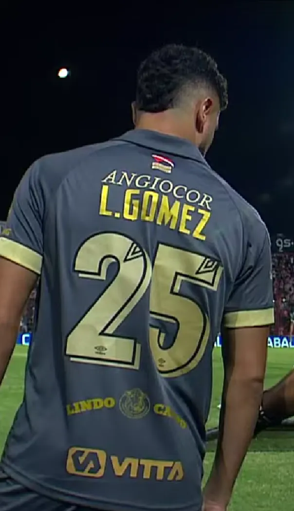 Maximiliano Romero entró con la camiseta 25 tras sufrir el robo de su camiseta en el partido de Argentinos Juniors ante Instituto. Foto: Captura ESPN.