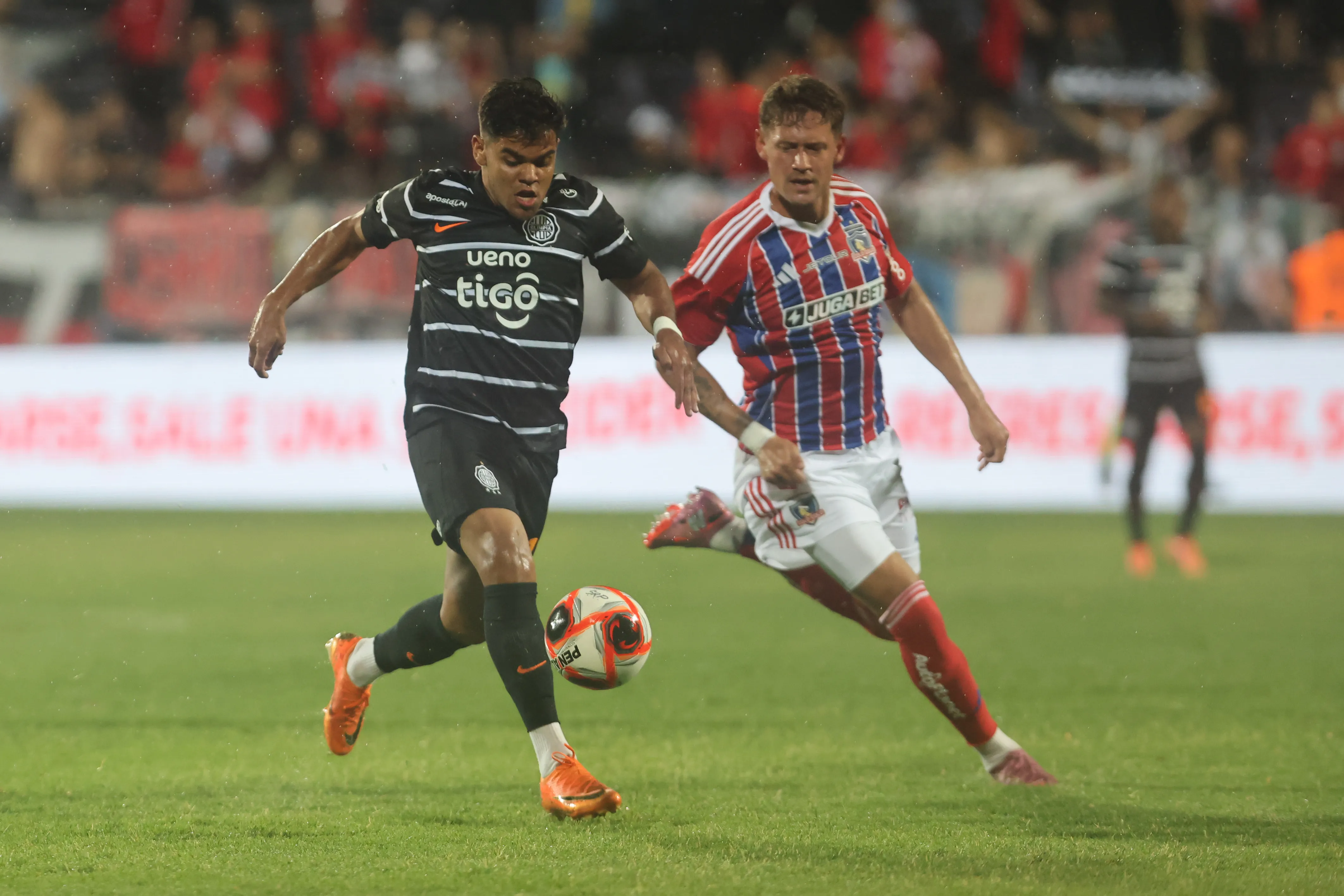 Joaquín Sosa tuvo su debut en Colo Colo en el amistoso contra Olimpia | Foto: Photosport