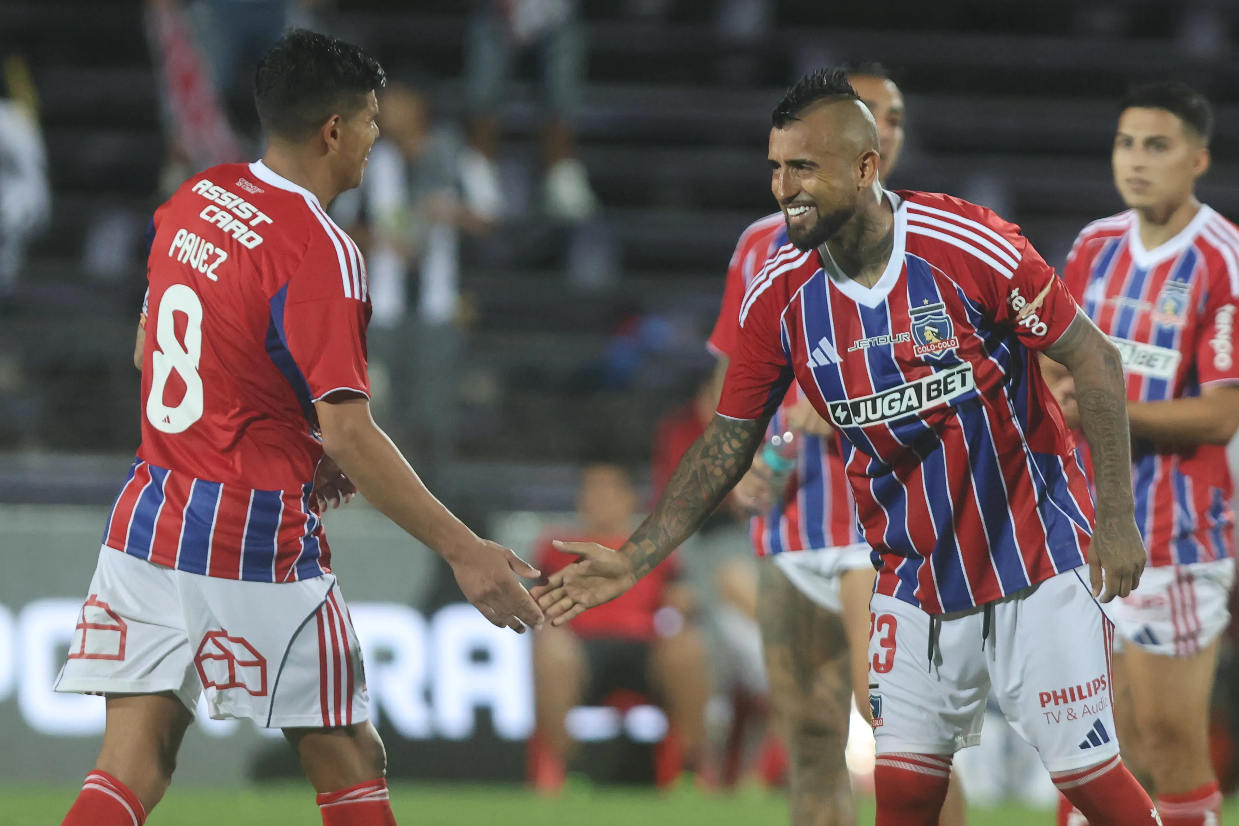 Esteban Pavez saluda a Arturo Vidal durante el duelo del Cacique ante Olimpia en la Serie Río de la Plata. Foto: FocoUy/Photosport