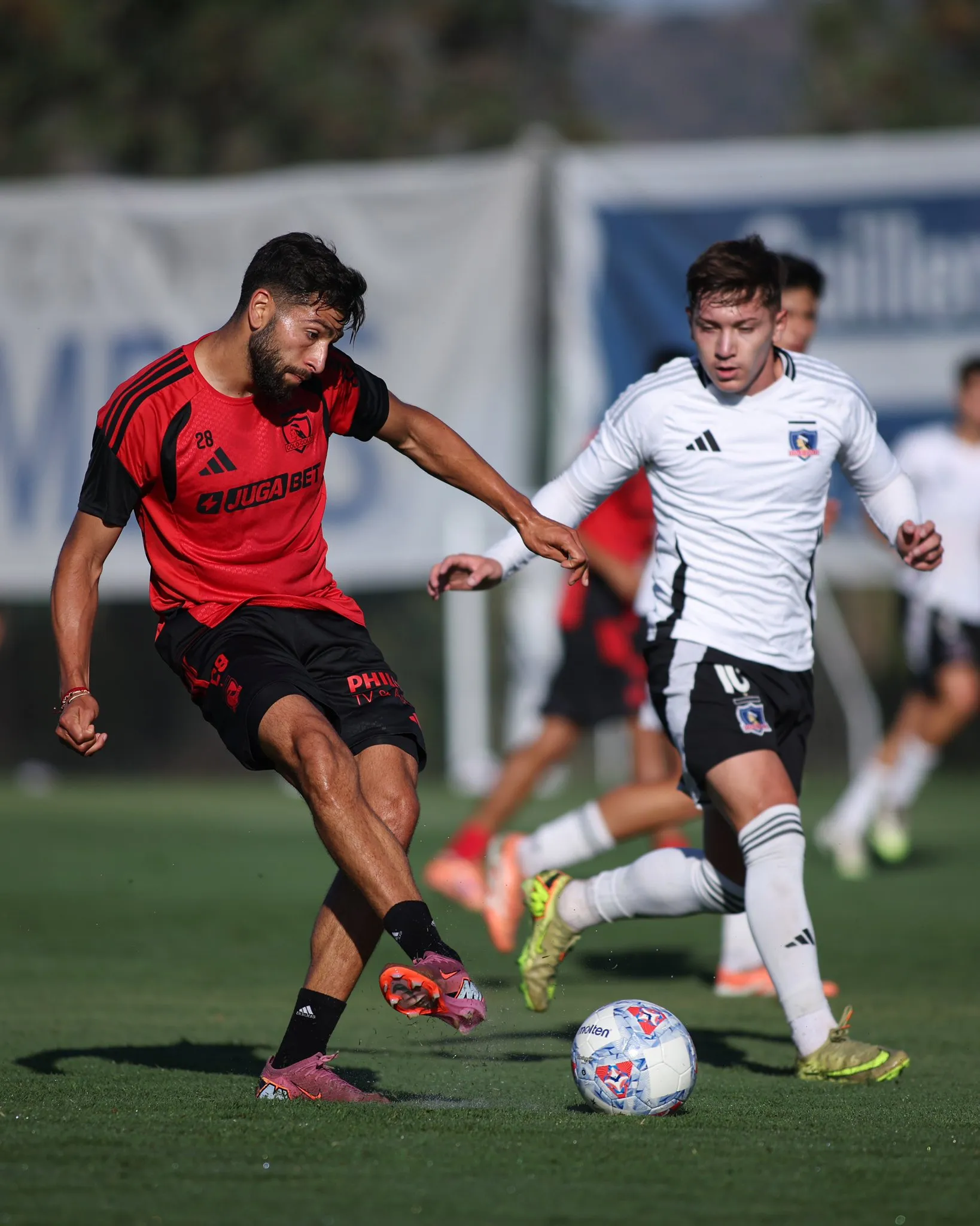 Jeyson Rojas (izquierda) no estuvo en el primer partido del Cacique ante Olimpia por la Serie Río de la Plata. Foto: Colo Colo.