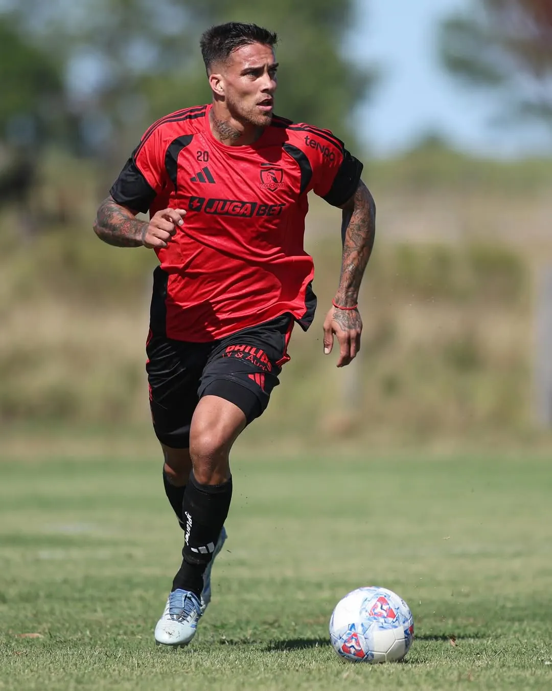 Javier Méndez buscará sumar sus primeros minutos en Colo Colo. Imagen: Colo Colo Oficial