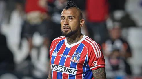 ¿Logrará jugar Vidal sin línea de tres en Colo Colo?
