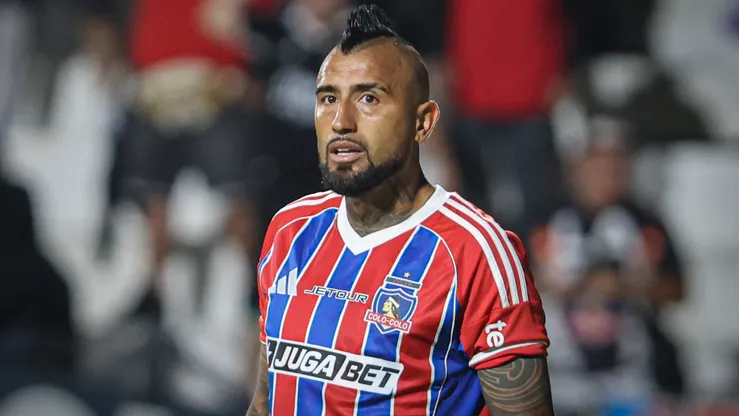 ¿Logrará jugar Vidal sin línea de tres en Colo Colo?