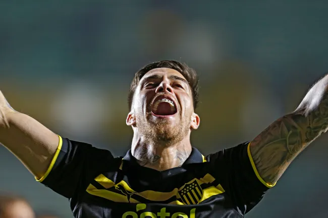 Javier Méndez enfrentará este miércoles a Peñarol con la camiseta de Colo Colo. Foto: Gaston Brito Miserocchi/Getty Images.