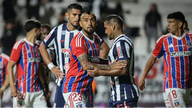 Colo Colo experimenta con una línea de tres defensas.