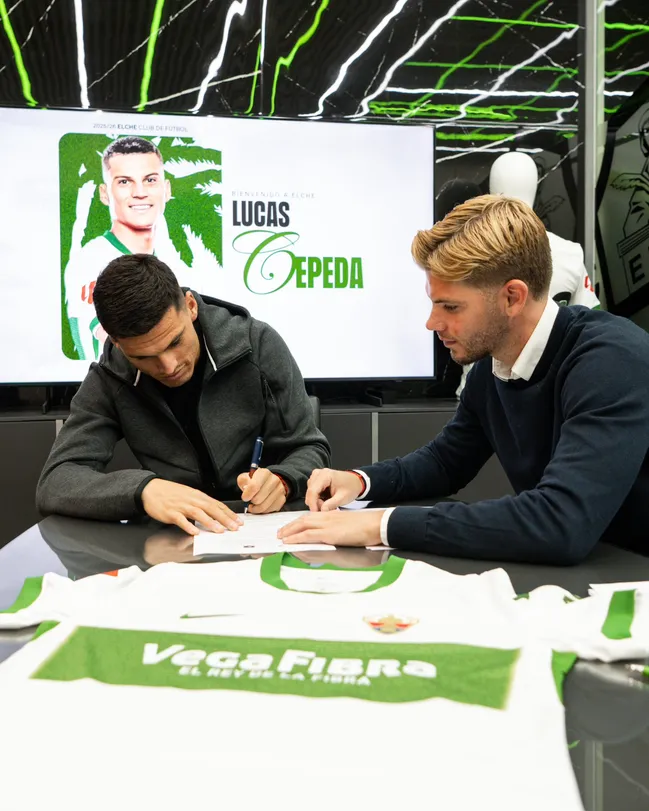 Lucas Cepeda firmando su contrato en el Elche. Imagen: Elche