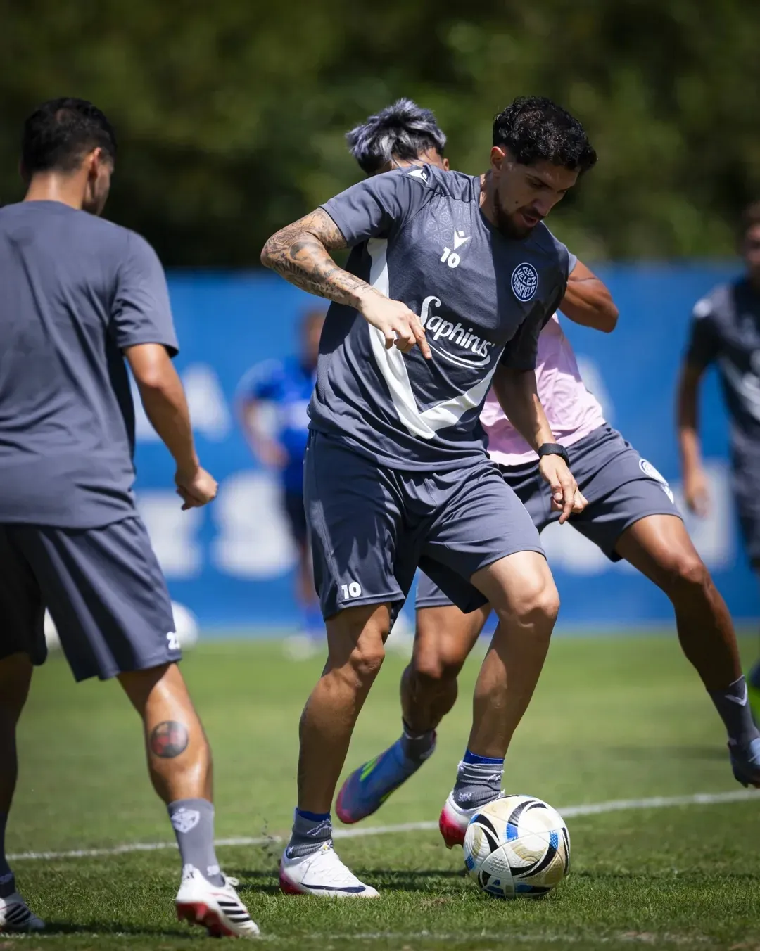 Diego Valdés en los entrenamientos de Vélez. (Foto: velez)
