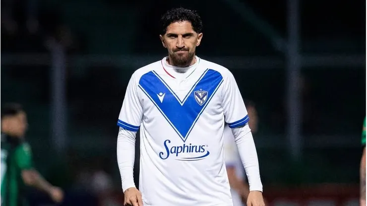¿Llega a Colo Colo? En Vélez Sarsfield encaminan el futuro de Diego Valdés.