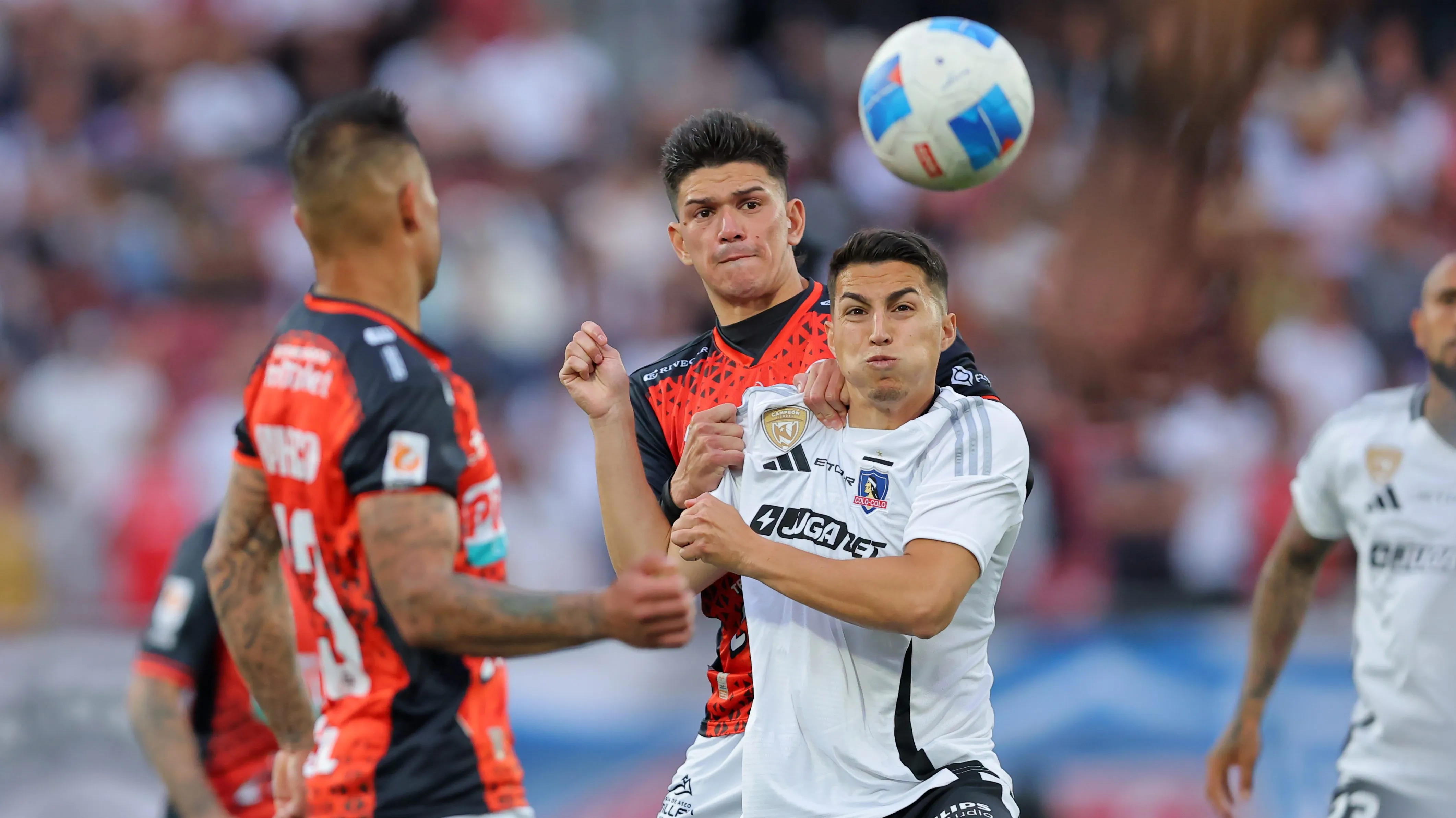 Colo Colo enfrenta a Limache en una Liga de Primera con cambios.