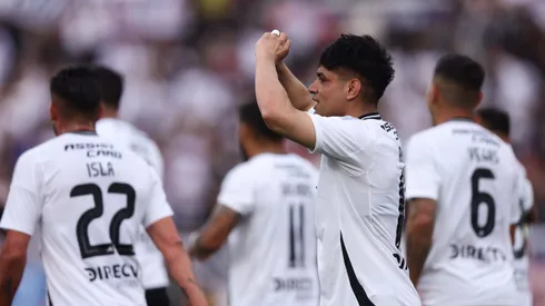 Hinchas de Colo Colo viven la previa del partido ante Limache.