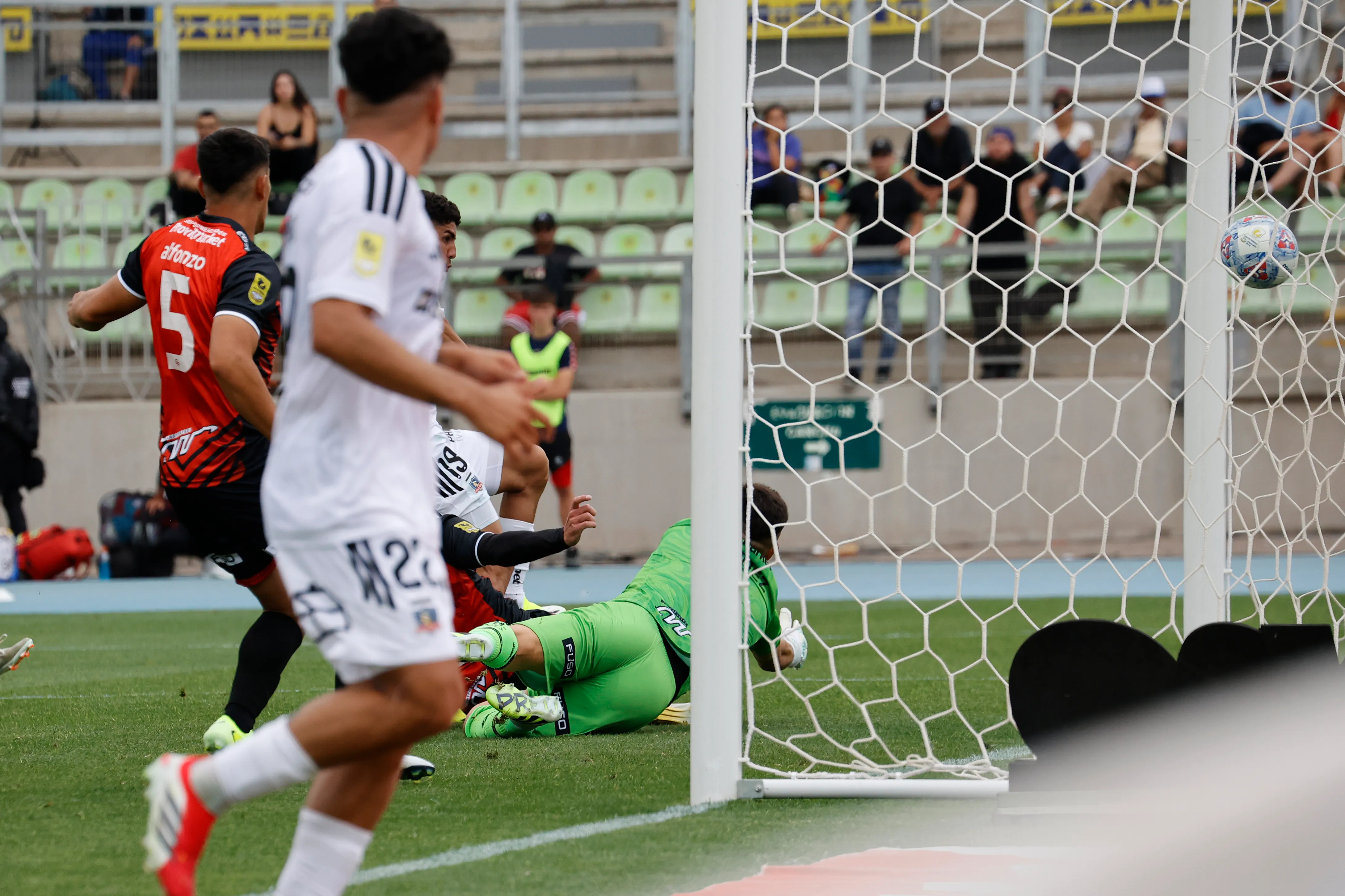 Claudio Aquino llegó a línea de fondo y lanzó un gran pase al medio que fue conectado por Maximiliano Romero para marcar el descuento del Cacique ante Deportes Limache.