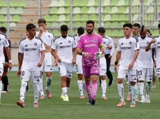 Lamentable: Bus de Colo Colo es apedreado a las afueras de Valparaíso