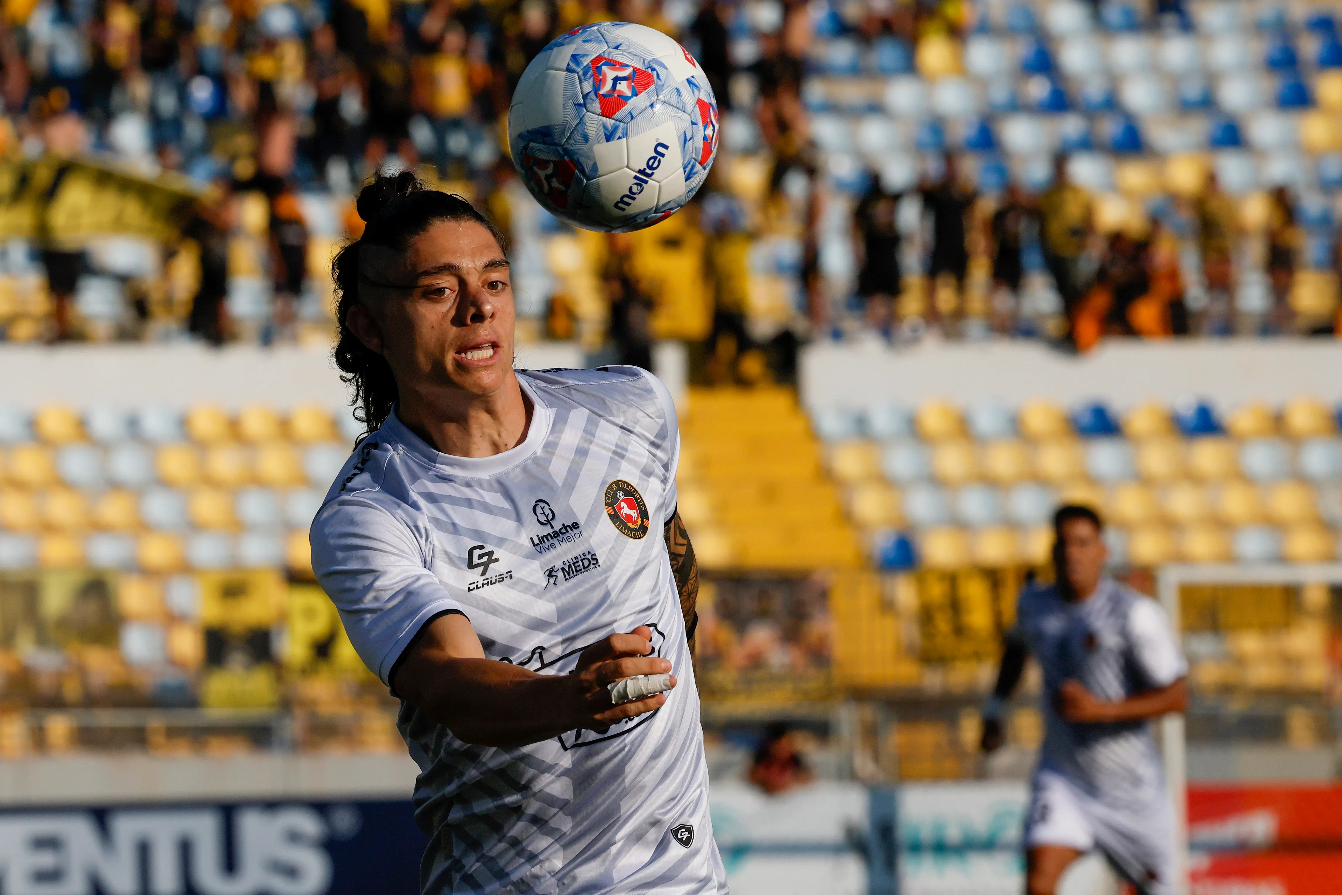 Joaquín Montecinos no pudo llegar a Colo Colo y fichó en Deportes Limache.