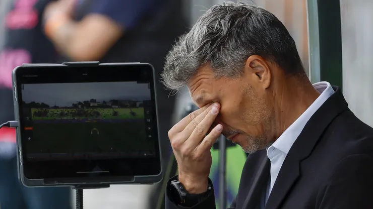 Hinchas pierden la paciencia con Fernando Ortiz en Colo Colo.