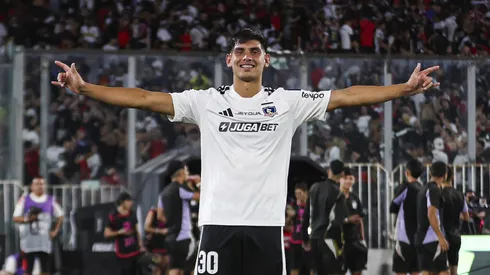 El emotivo momento de Cuevas tras su primer gol con Colo Colo.
