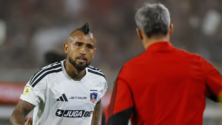 Arturo Vidal impartió instrucciones junto a Ortiz en Colo Colo vs Everton.
