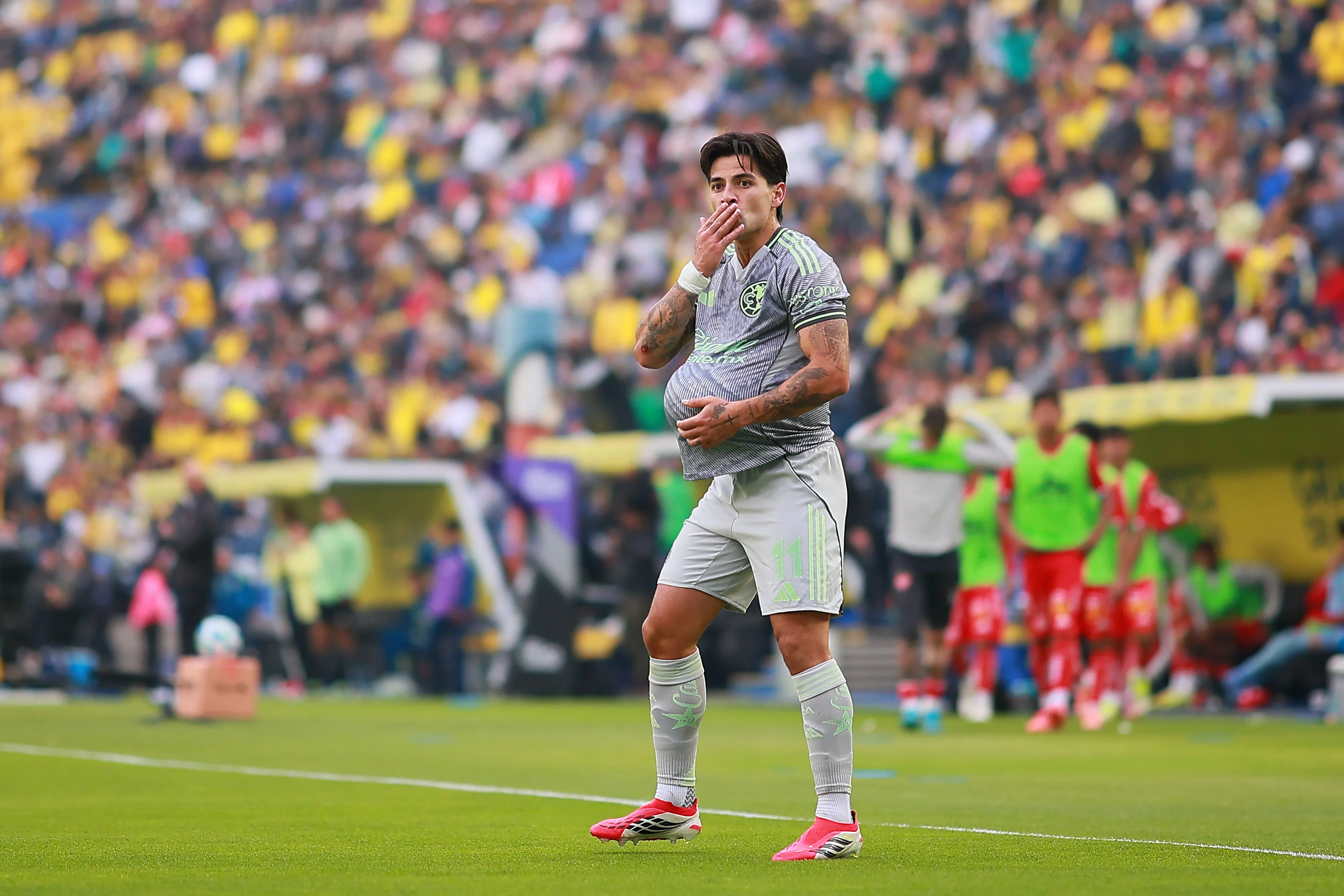 La señal del América a Colo Colo por Víctor Dávila. Imagen: Manuel Velasquez/Getty Images