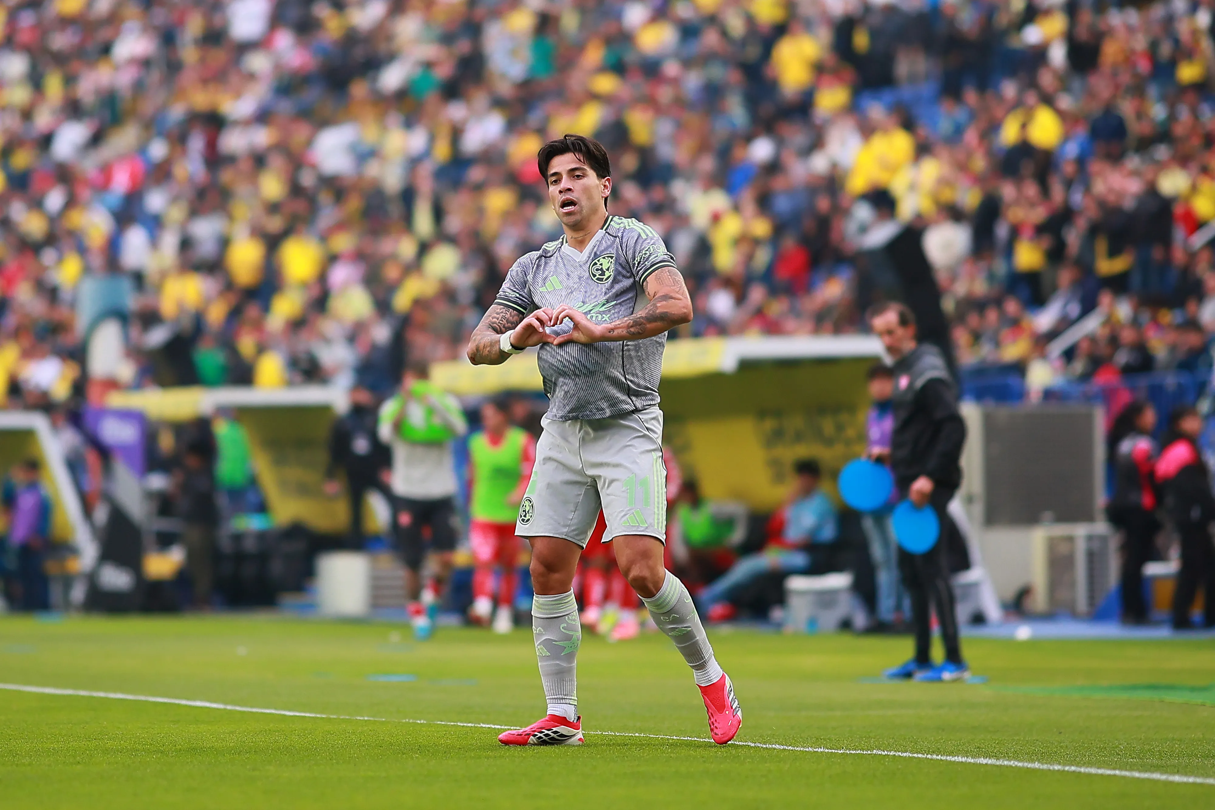 Víctor Dávila celebrando su gol con el América. (Foto: Getty Images)