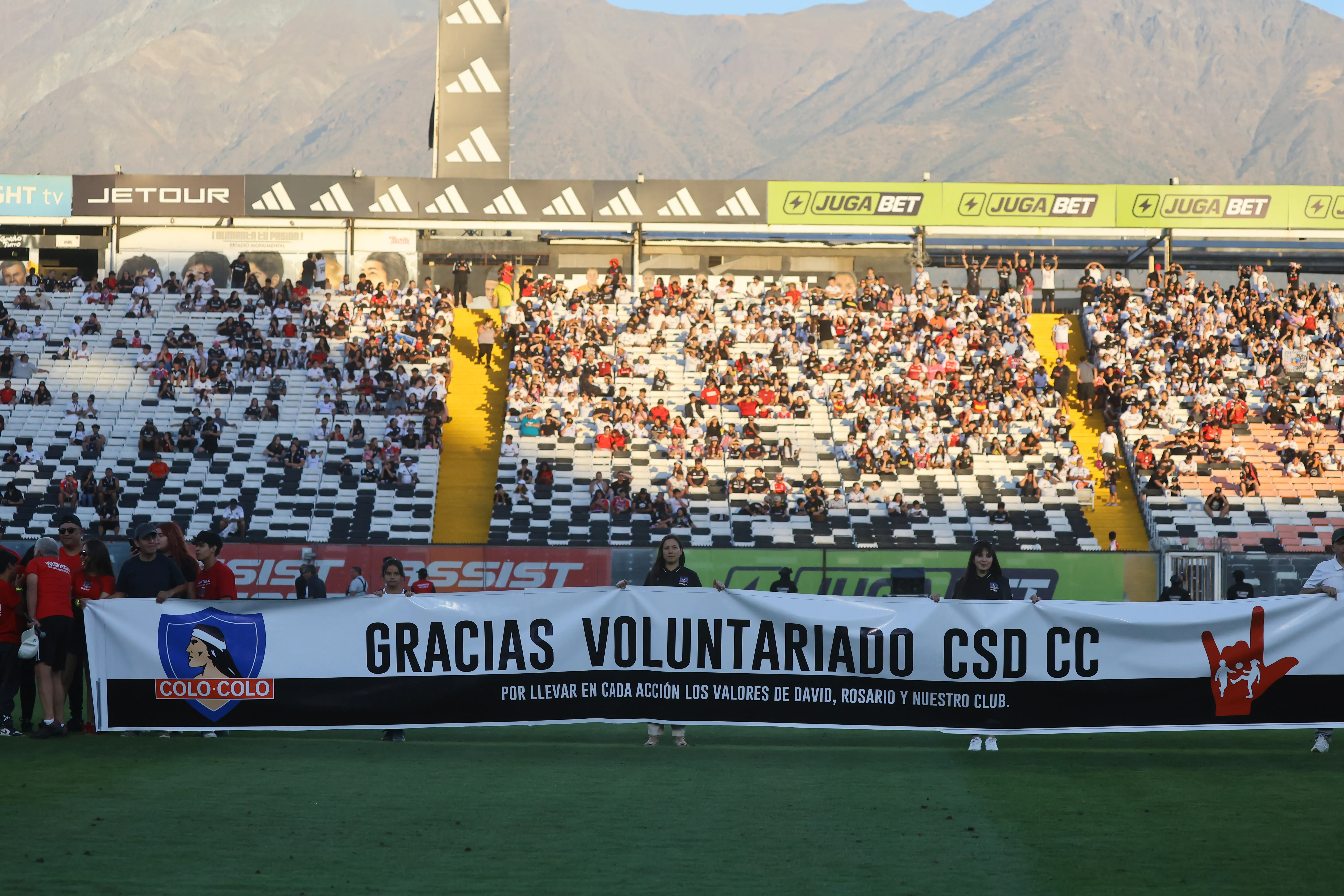 El lienzo de agradecimiento al Voluntariado CSD Colo Colo en la Noche Alba Solidaria | Foto: Photosport
