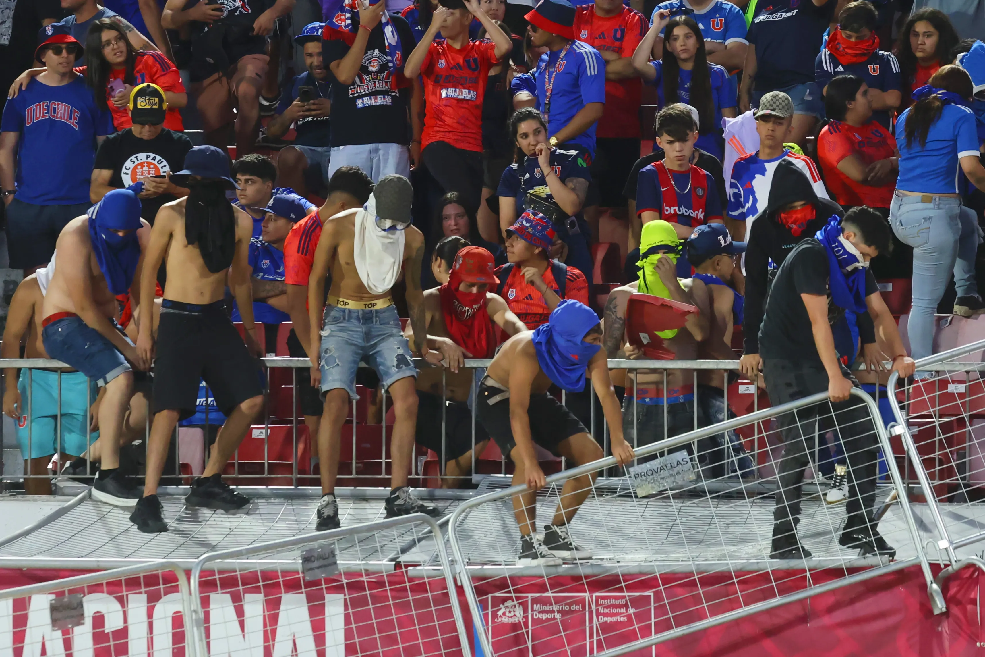 Hinchas de la U realizaron destrozos en el Nacional y la sanción fue pequeña.Imagen: Dragomir Yankovic/Photosport