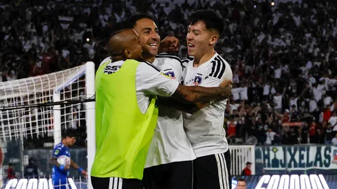 Los jugadores de Colo Colo festejan el gol de Javier Correa en la victoria por 2-0 ante Everton.