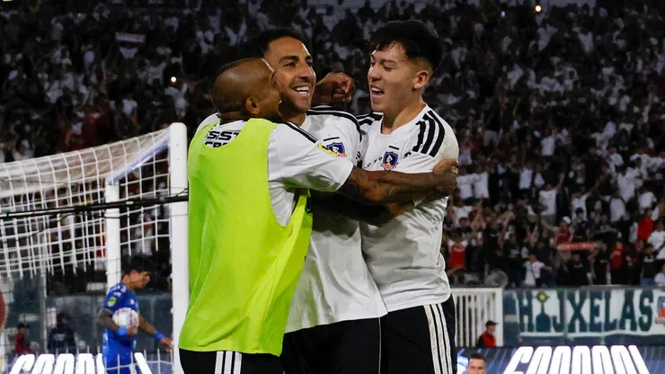 Los jugadores de Colo Colo festejan el gol de Javier Correa en la victoria por 2-0 ante Everton.