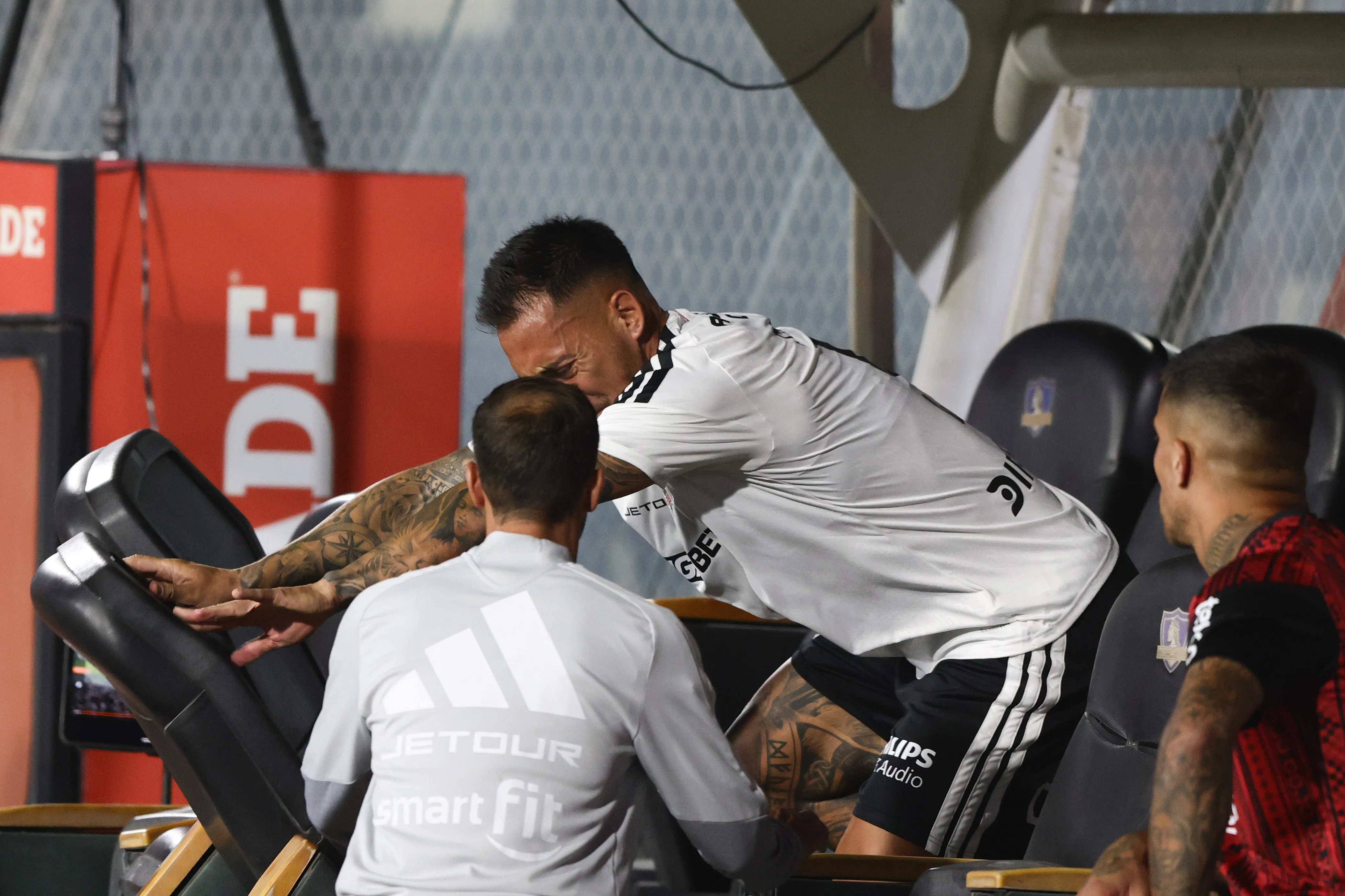 El enojo de Javier Correa tras ser sustituido en Colo Colo.Imagen: Felipe Zanca/Photosport