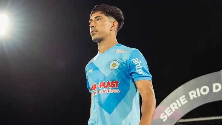 El extraordinario golazo de chilena de Salomón Rodríguez en Uruguay.