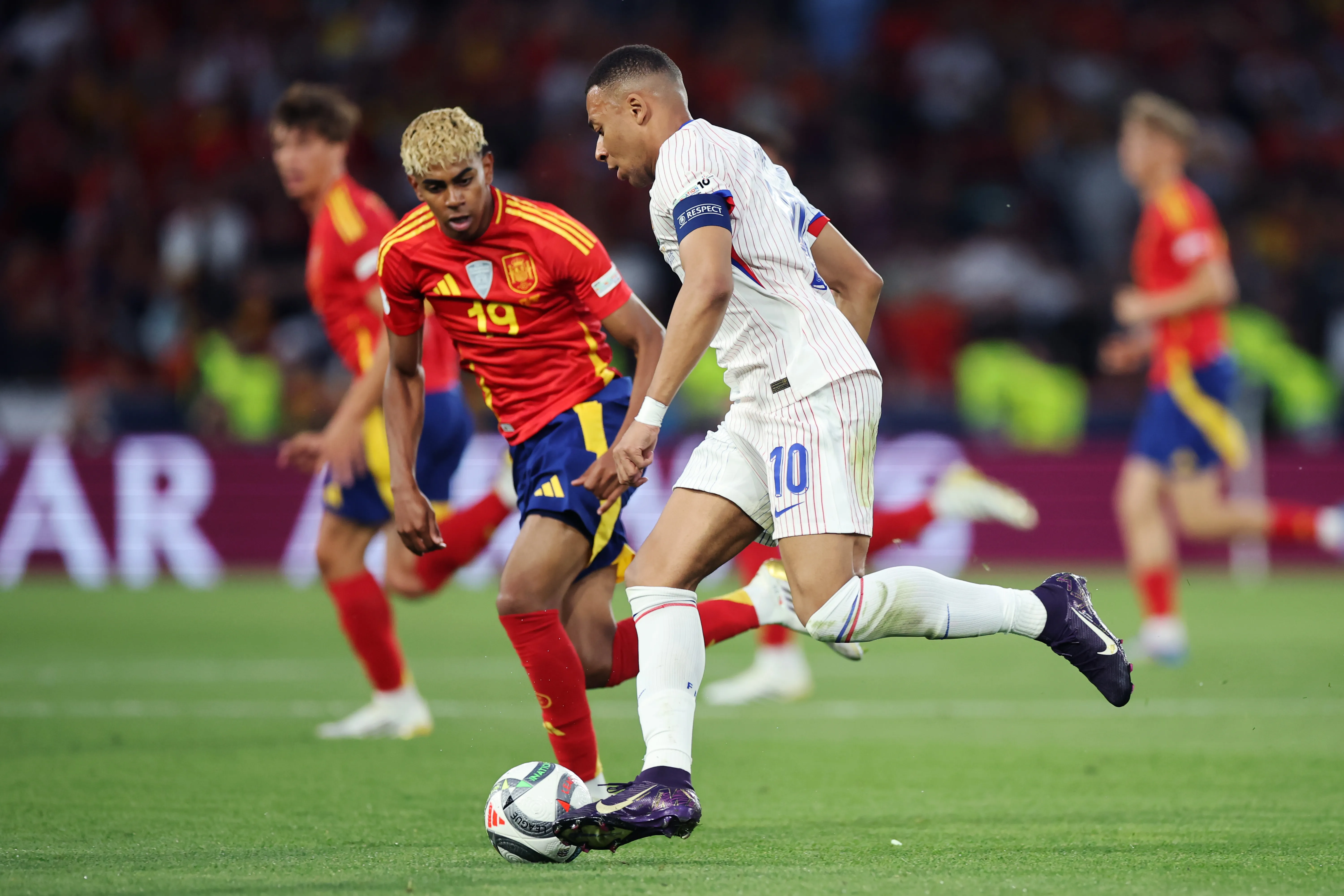 STUTTGART, GERMANY – JUNE 05: Kylian Mbappe of France is challenged by Lamine Yamal of Spain during the UEFA Nations League 2025 semifinal match between Spain and France at Stuttgart Arena on June 05, 2025 in Stuttgart, Germany. (Photo by Alex Grimm/Getty Images)