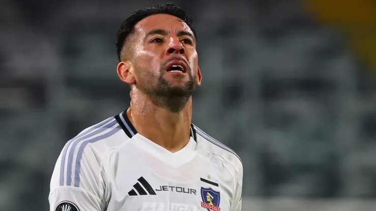 Mauricio Isla encabeza la lista de ex Colo Colo sin club.