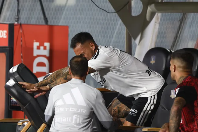 La molestia de Javier Correa tras ser reemplazado ante Unión La Calera por lesión. 