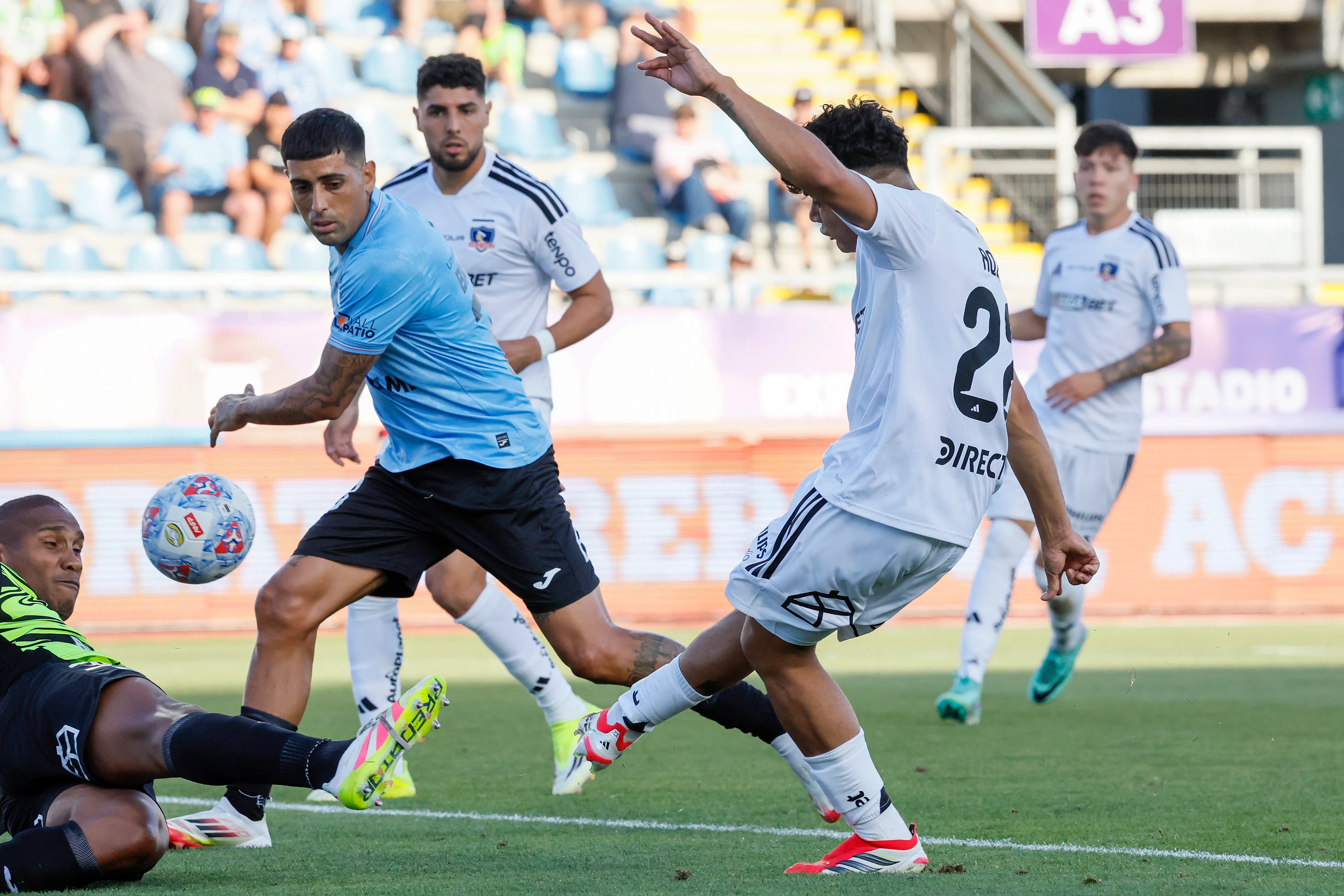 Claudio Aquino define para marcar el primero.Imagen: Andres Pina/Photosport