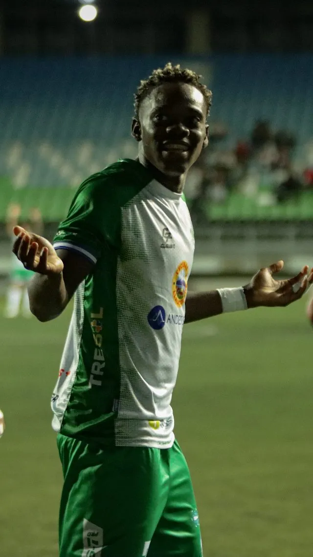 Manley Clerveaux anotó su primer gol en Deportes Puerto Montt, al ser enviado a préstamo desde Colo Colo. Foto: Deportes Puerto Montt.