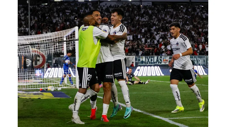 Futbol, Colo Colo vs Everton. Fecha 2, Liga de Primera 2026. El jugador de Colo Colo Javier Correa, centro, celebra con sus companeros tras marcar un gol contra Everton durante el partido de primera division disputado en el estadio Monumental de Santiago, Chile. 07/02/2026 Andres Pina/Photosport Football, Colo Colo vs Everton. 2nd turn, 2026 First Division League. Colo Colo’s player Javier Correa, center, celebrates with teammates after scoring against gainst Everton during a first division match at the Monumental stadium in Santiago, Chile. 07/02/2026 Andres Pina/Photosport