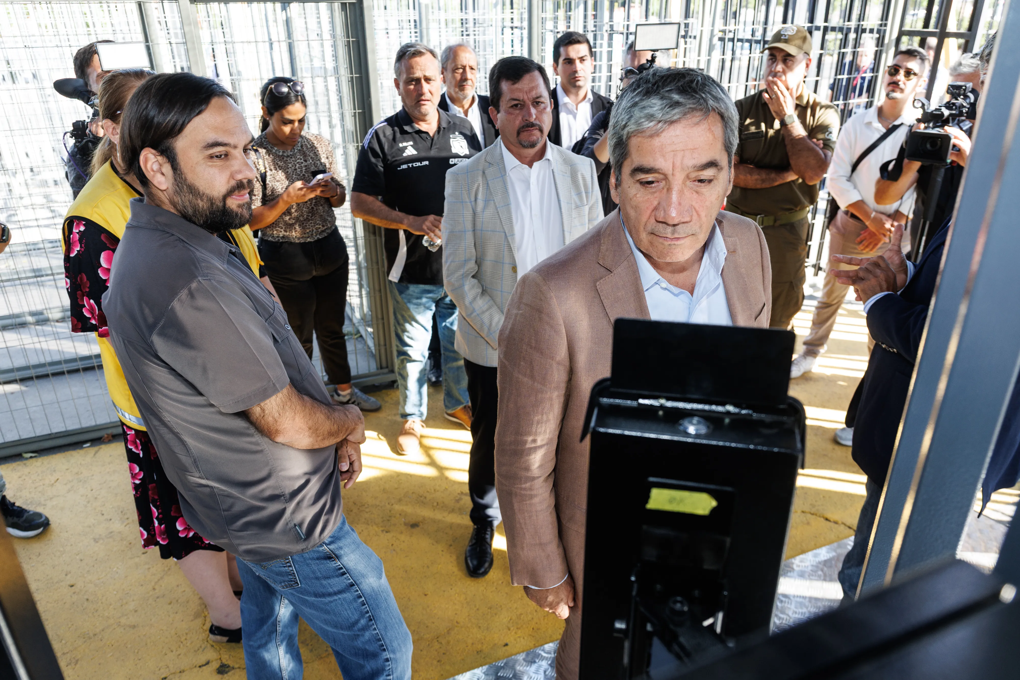 Autoridades revisan los nuevos sistemas de ingresos del Estadio Monumental.