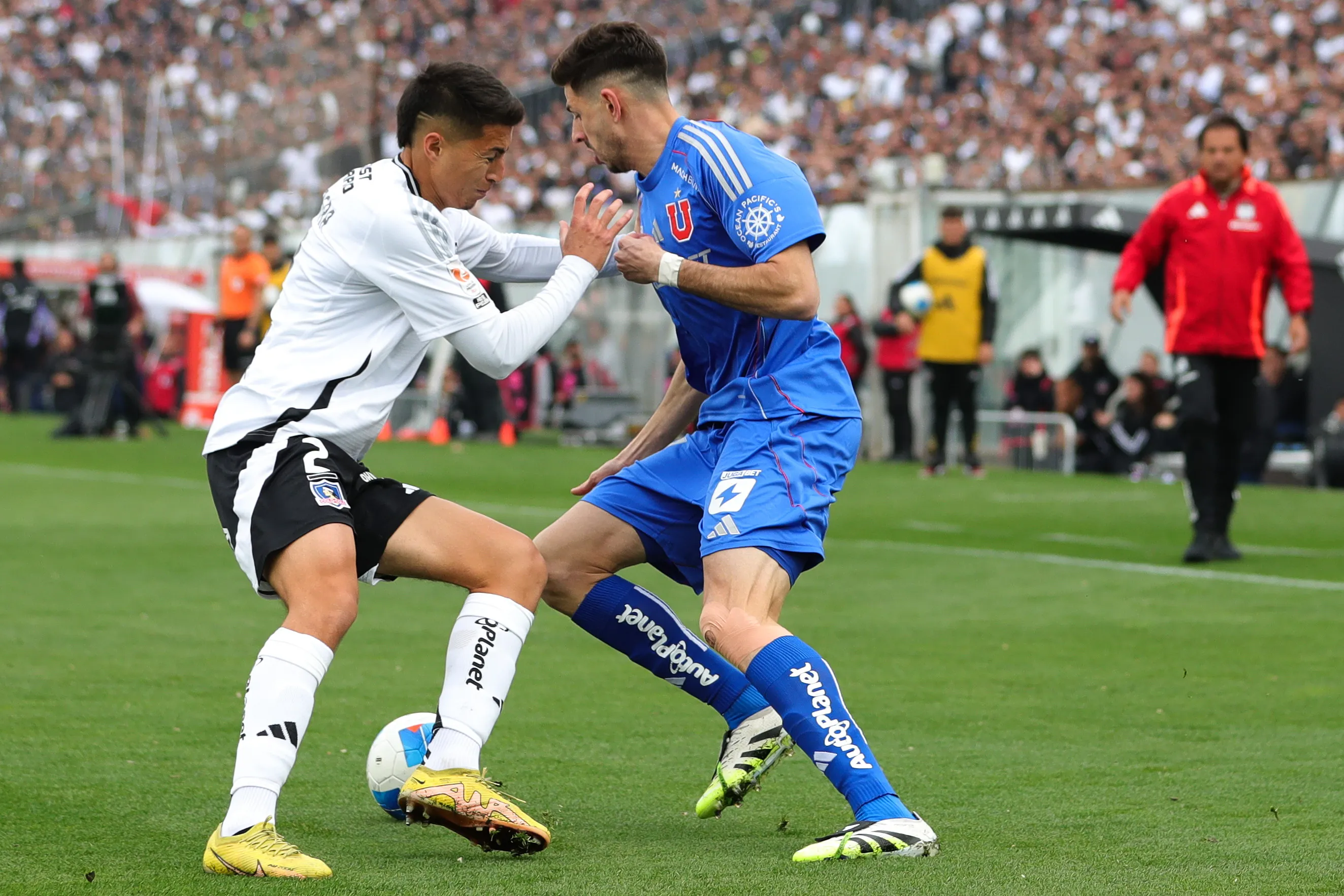 Colo Colo y la U se verán las caras en un nuevo Superclásico.Imagen: Felipe Zanca/Photosport
