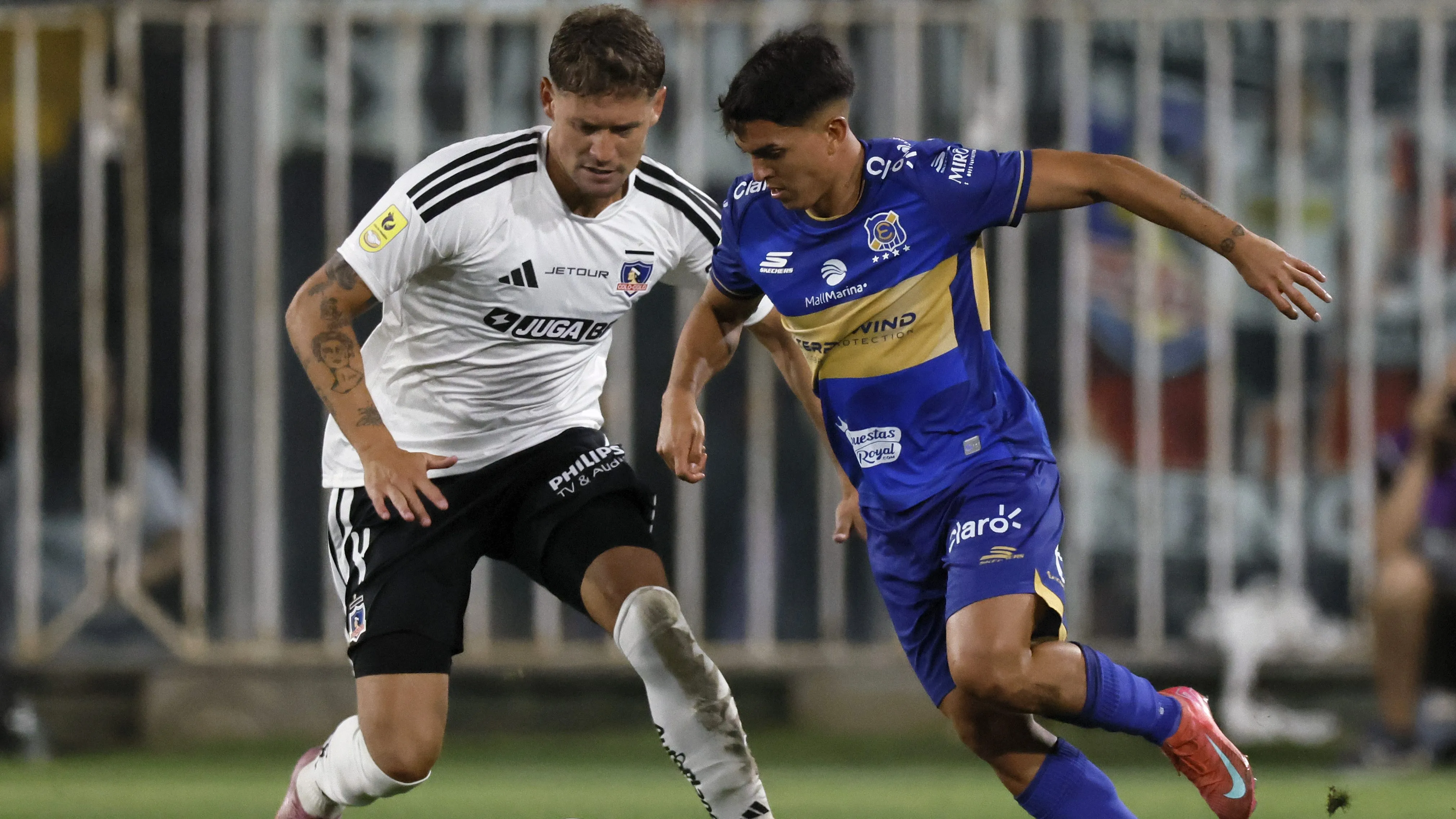 Momento defensivo entre Colo Colo y U de Chile