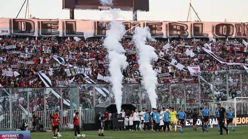 El emocionante recibimiento de los hinchas al bus de Colo Colo