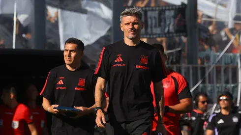 Ortiz apunta al árbitro tras la derrota de Colo Colo en el Superclásico.