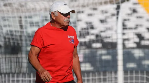 Carlos Caszely expresa su opinión ante el arbitraje.